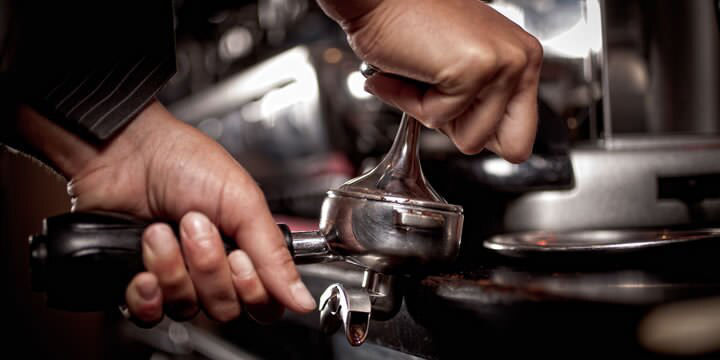 illy-CA_coffee-preparation-pressino_720x360