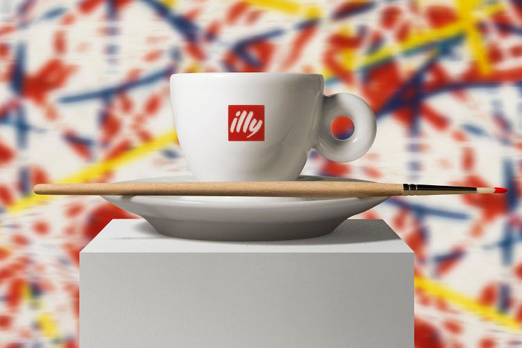 Andrea illy beve un caffè espresso
