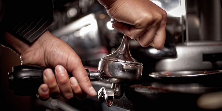 pressing_espresso_illy_coffee