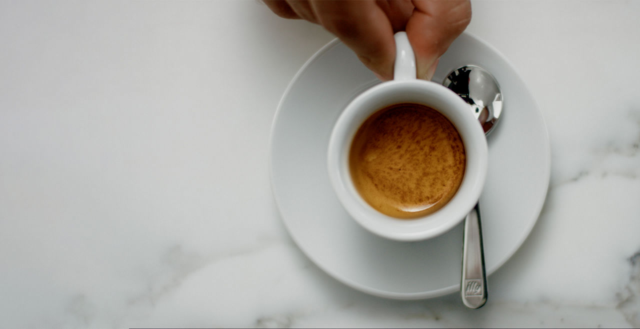 Andrea illy beve un caffè espresso