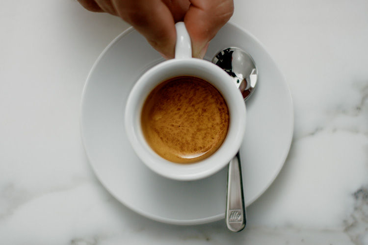 Andrea illy beve un caffè espresso