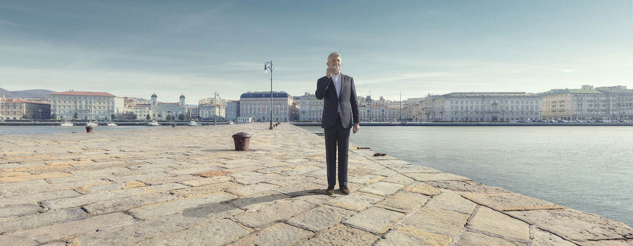 Andrea illy beve un caffè espresso