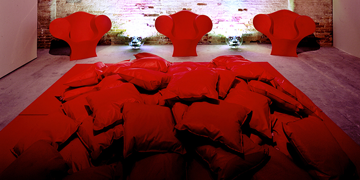 Cuscini rossi illy alla mostra Biennale di Venerzia