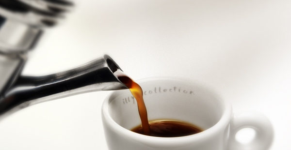 Der Kaffee kommt aus der neapolitanischen Kaffeekanne und geht in die Tasse