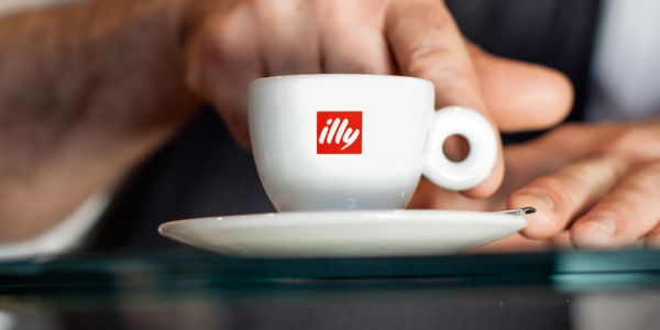 illy logo cup with a barista