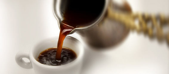 pouring-turkish-coffee-illy-cup