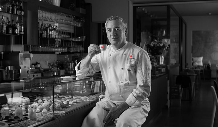 Nereo Ballestriero regge tazzina di caffè illy