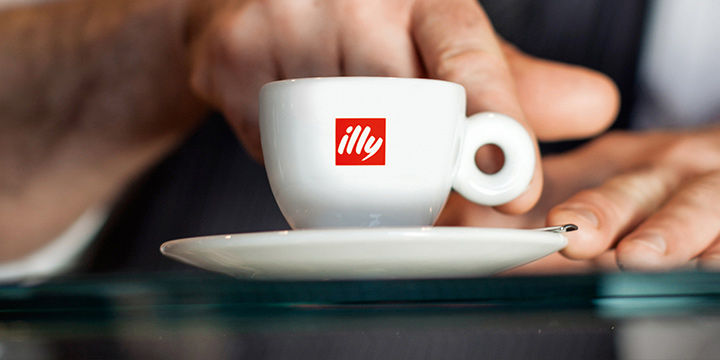 Tazzina illy caffè mani