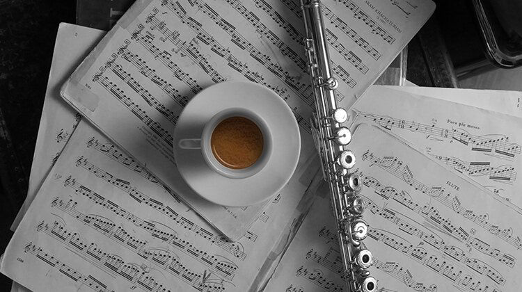 Tazzina caffè su spartiti musicali