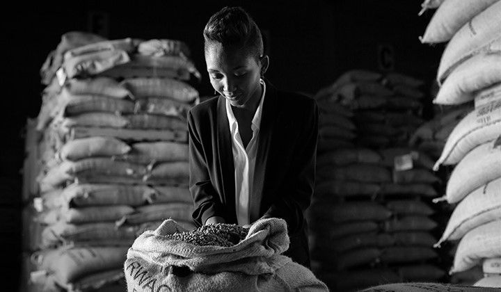 Philotée Mukiza sacchi di caffè