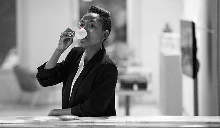 Philotée Mukiza beve caffè illy tazzina