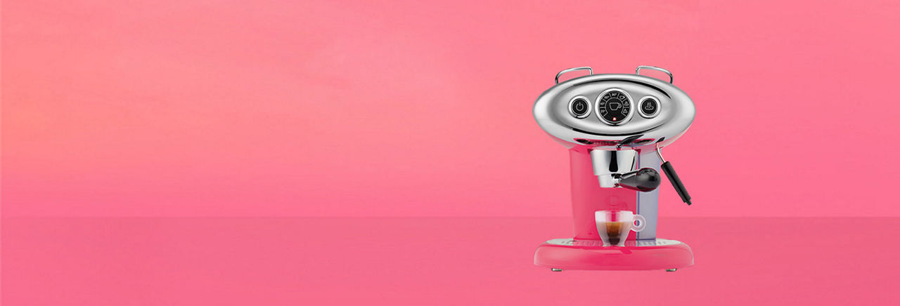 illy X7.1 iperEspresso espresso machine close up