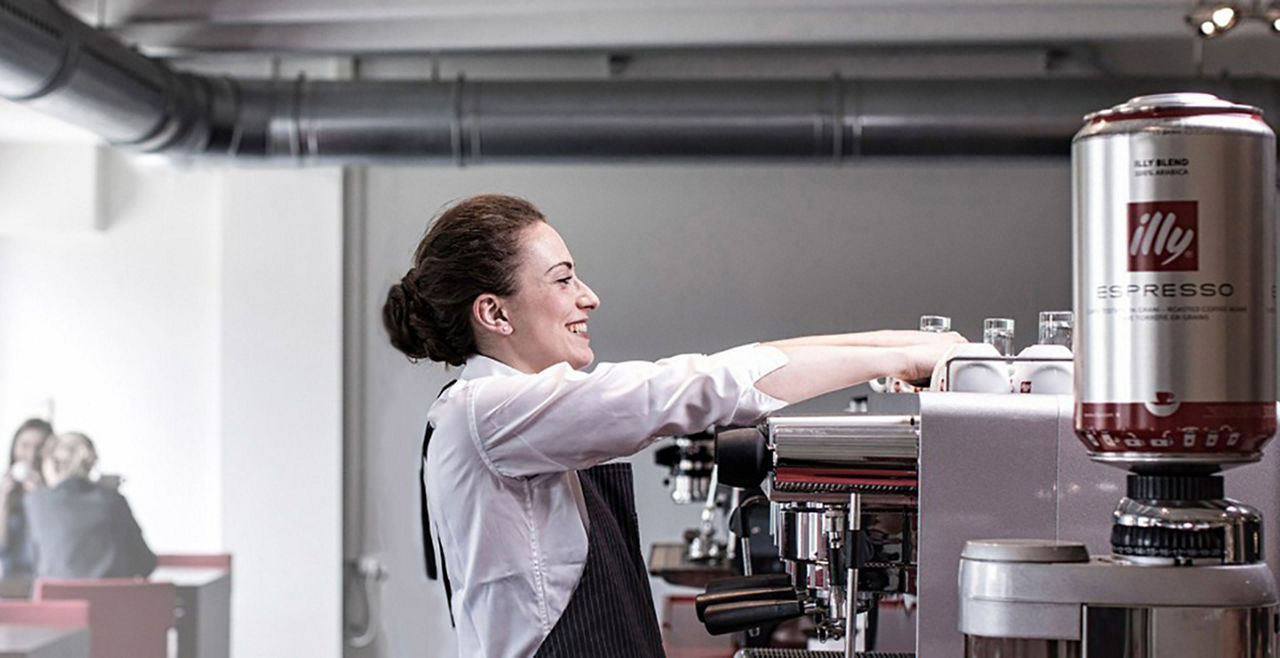 barista_prepara_un_caffe-