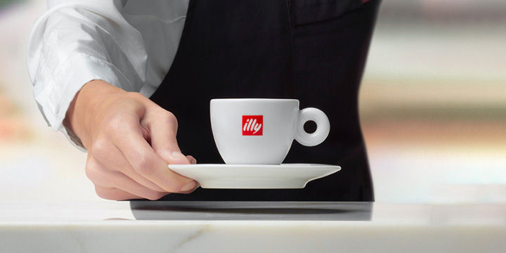  Illy koffiekopjes aan de bar