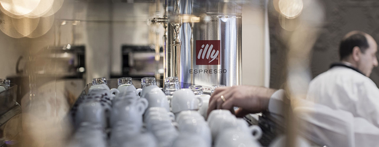 Tasses à café Illy au bar
