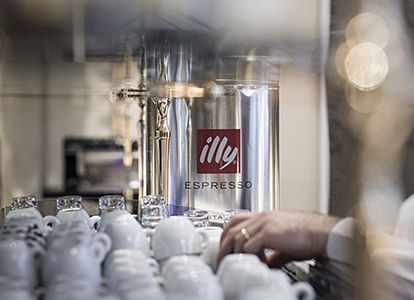 Illy_coffee_cups_in_a_bar_mobile