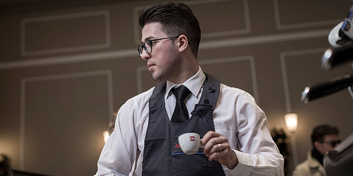Serveur sert un espresso illy