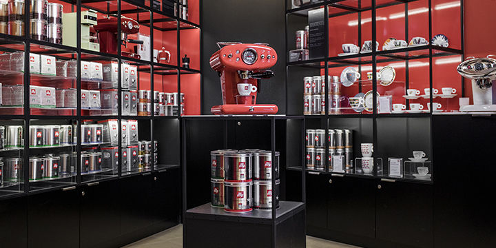 Machine à café à capsules Iperespresso exposée à la boutique illy