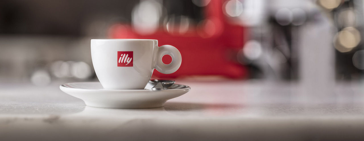 tazzina di caffè illy in primo piano
