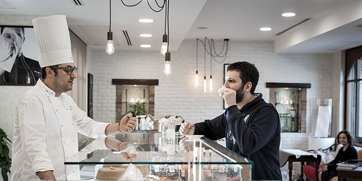  Fabrizio Galla sert un expresso