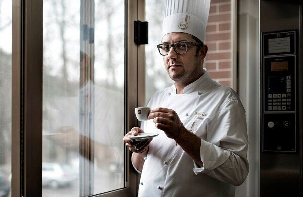 Fabrizio Galla boit du café illy