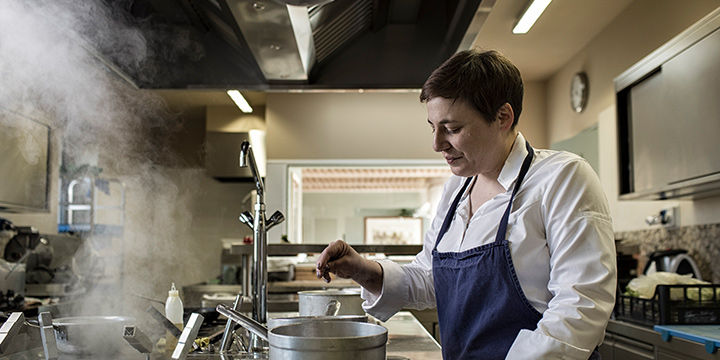  Antonia Klugmann dans la cuisine