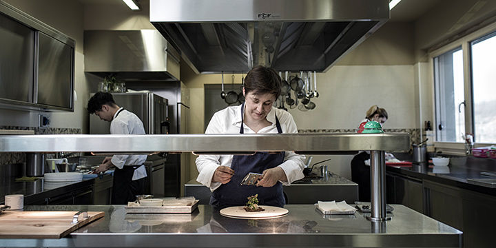  Antonia Klugmann décore une assiette
