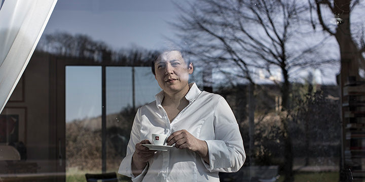  Antonia Klugmann boit du café Illy