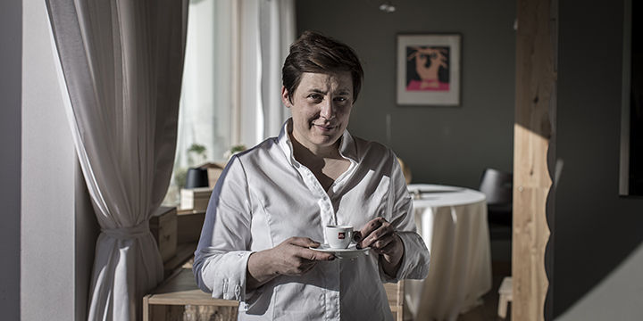  Antonia Klugmann boit du café Illy