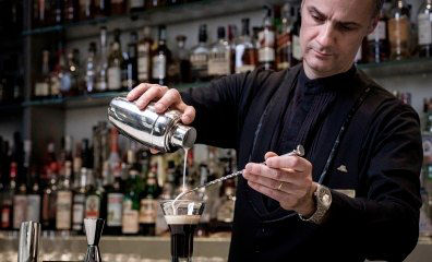 barman prepara caffè