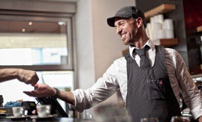 barista interagisce con cliente