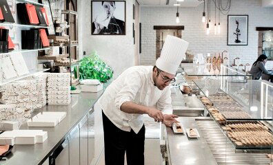 pasticciere che decora dolci