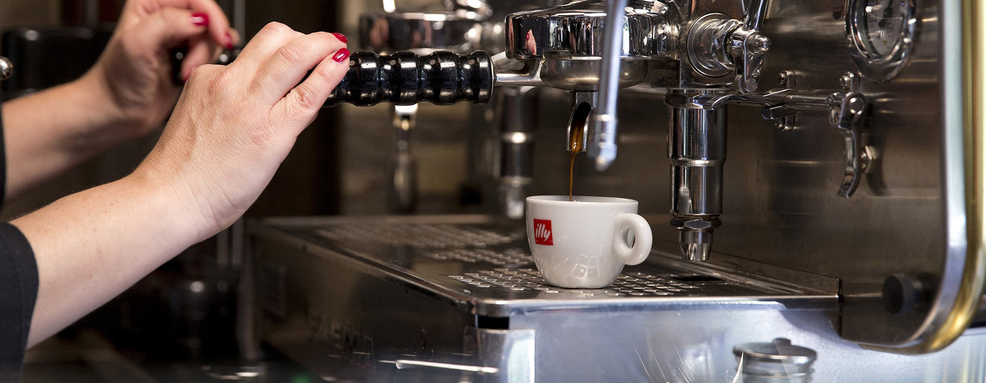 Handen koffiezetapparaat barista bereidt een kopje koffie