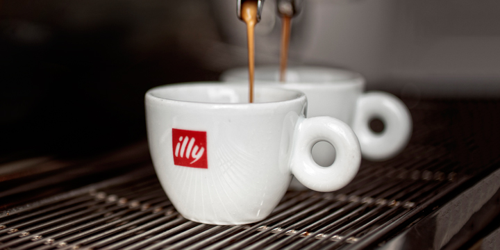Preparing_an_espresso_with_a_professional_coffeee_machine