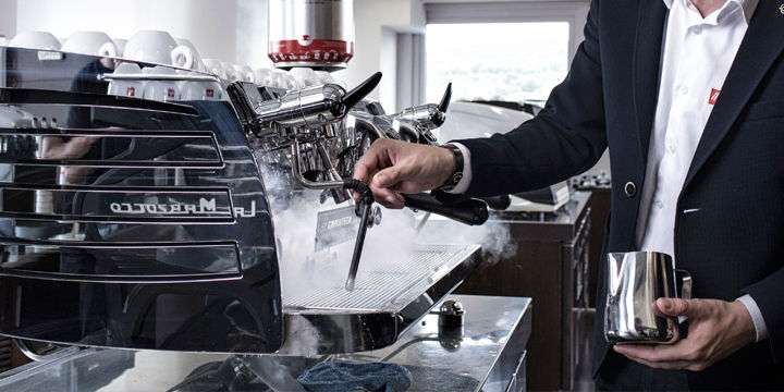 Montare il latte con la lancia a vapore