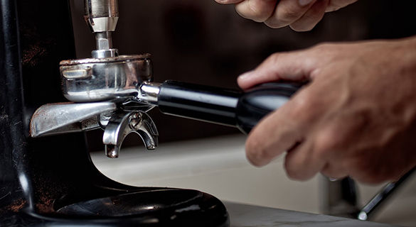 21.03.29_illy-coffee-press_tab-component_585x320