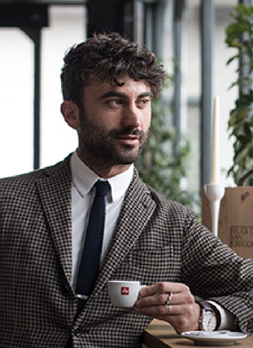 21.04.15_man-with-a-cup-of-illy-coffee_square-slider_510x700