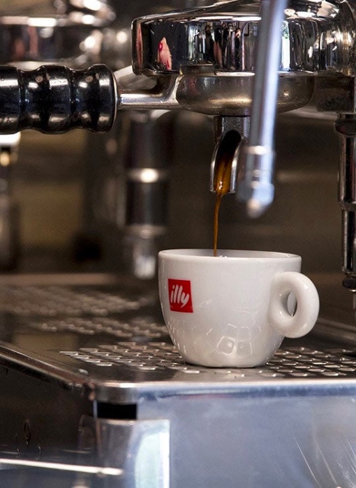 21.04.15_woman-is-making-illy-coffee_square-slider_510x700