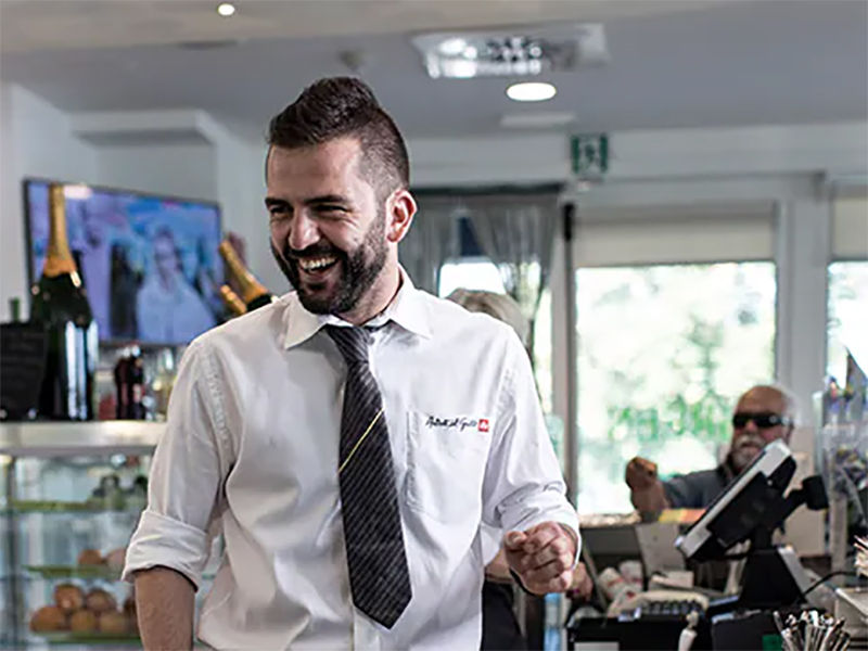 21.03.31_waiter-at-work-at-the-green-bar_alternate-banner_800x600