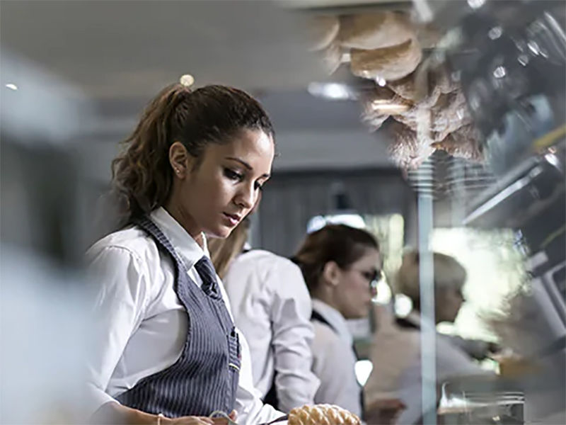 21.03.31_waitress-at-work-at-the-green-bar_alternate-banner_800x600