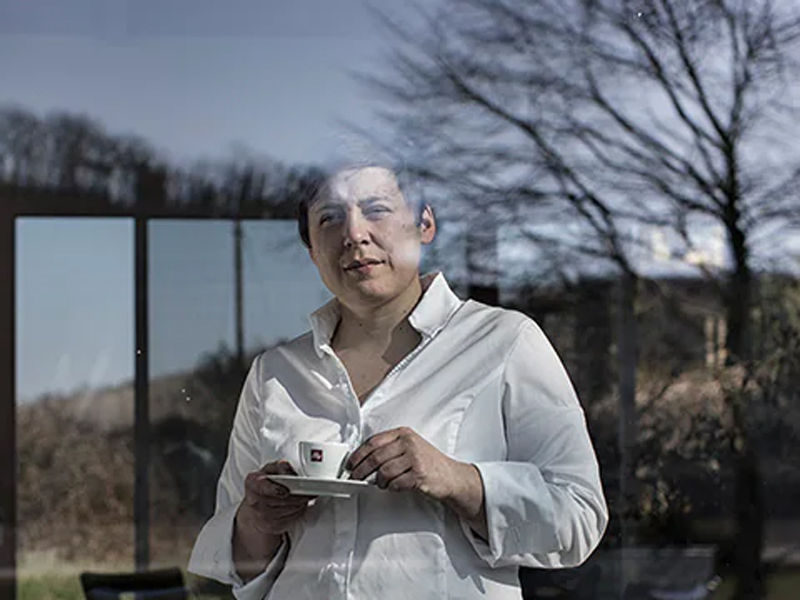 21.03.31_Klugmann-drinks-a-coffee_alternate-banner_800x600