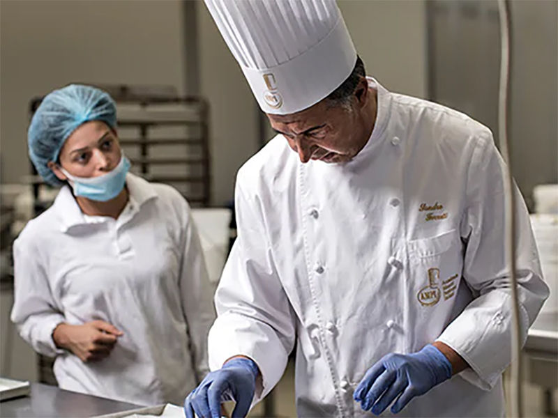 21.03.31_Sandro-Ferretti-preparing-sweets_alternate-banner_800x600