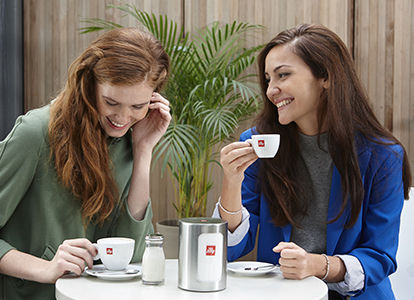 girls_drinking_coffee_mobile