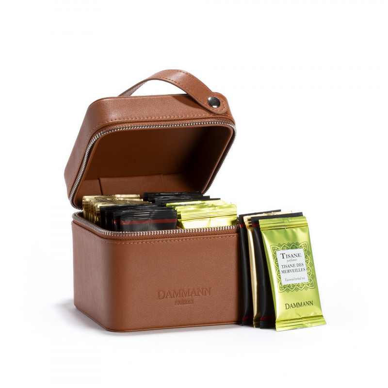 Escape estuche marrón de cuero sintético que contiene 32 sobres de té surtidas.